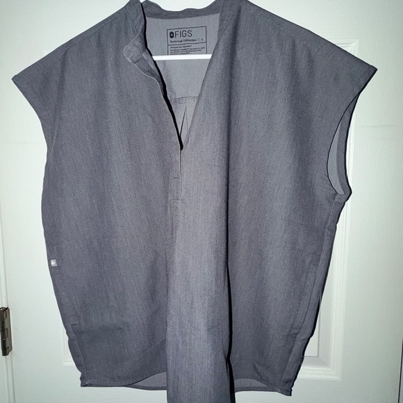 Figs Women's Rafaela Oversized Scrub Top in Graphite - Picture 6 of 9